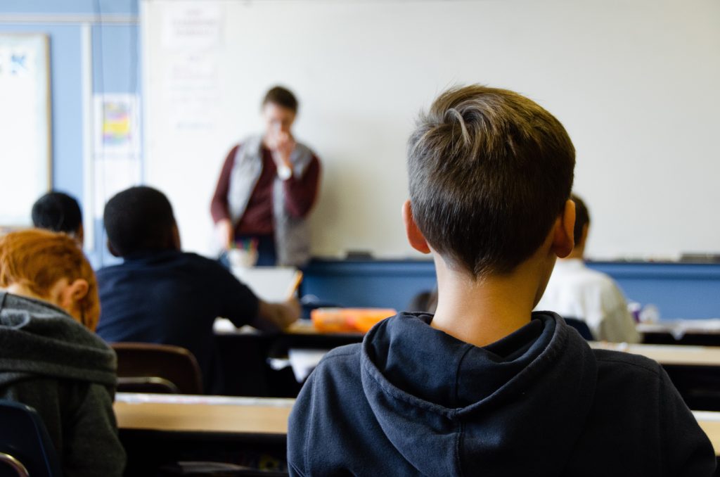 jongen in de klas risico criminele uitbuiting